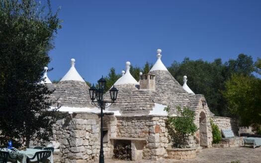 TRULLO OTTO CONI